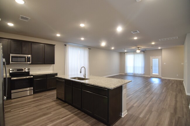 Foto del edificio - 7113 McGregor Lp