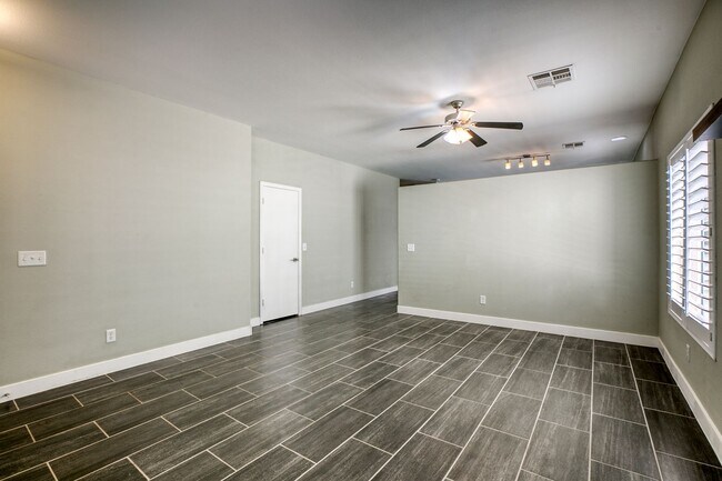 Building Photo - 3 Bedrooms Single Story Home with Covered ...