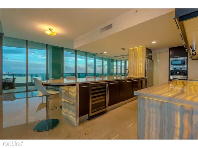 Building Photo - 900 Biscayne Blvd