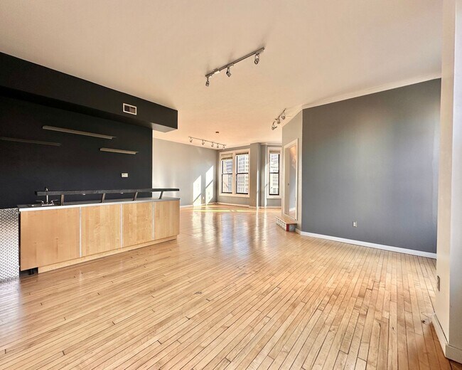 Foto del edificio - Oversized Downtown 1 Bed, 1 Bath + Den Condo!