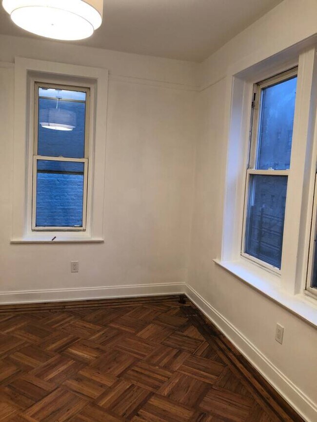 Building Photo - 2122 Beekman Pl