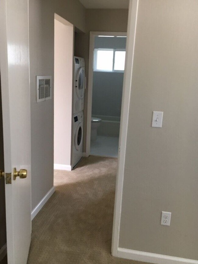 Foto del edificio - Beautiful 2 Bedroom/1 bath apartment - Upper Floor Unit