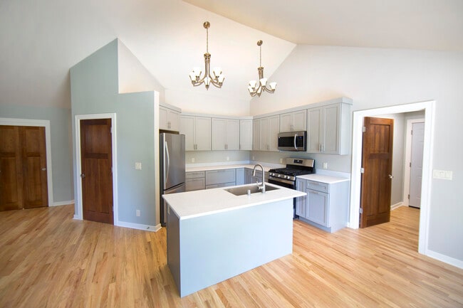 Building Photo - 1255 Westwood Dr