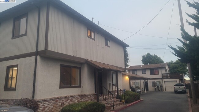 Building Photo - 575 Sycamore Ave