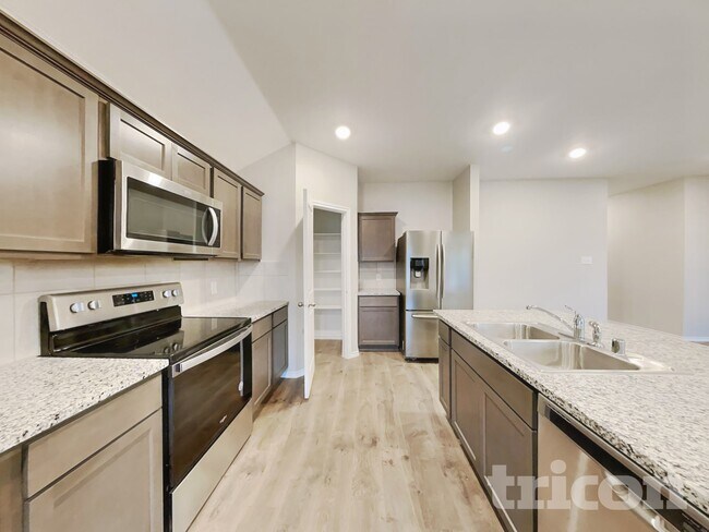 Foto del edificio - 3323 Hawkins Dr
