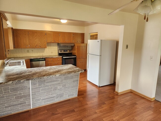 Foto del edificio - N 64 W23356-W24126 Main St