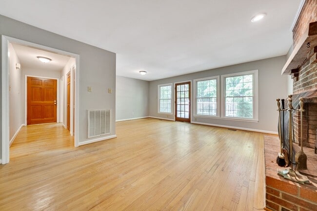 Building Photo - 3 Bedroom 2 Bath Home With Large Fenced Ya...