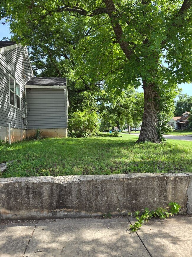 Building Photo - Charming 2-Bedroom Home with Open Floor Plan & Fenced Backyard