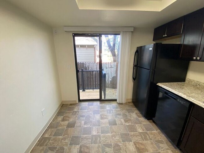 Building Photo - 2 Bedroom Townhouse - Garage/Washer-Dryer ...