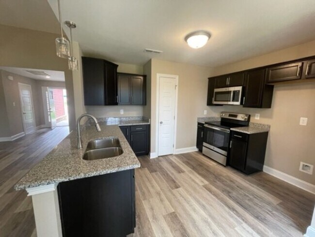 Building Photo - 3 Bedroom 2 Bathroom Home!