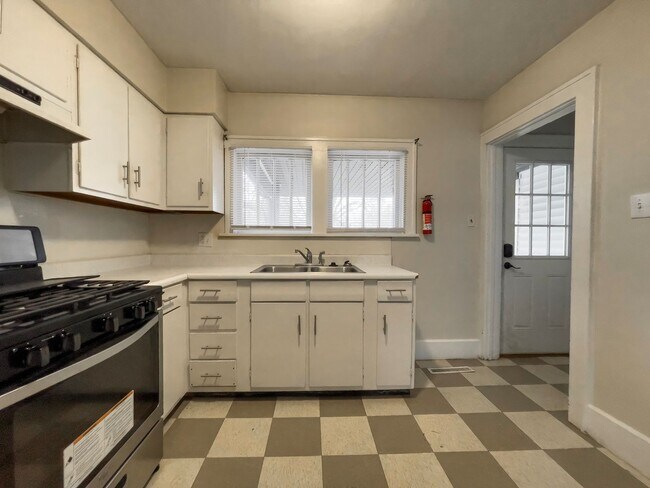 Building Photo - PRELEASING for AUGUST! Close to Campus