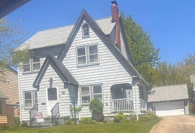 Building Photo - 45 E 211th St