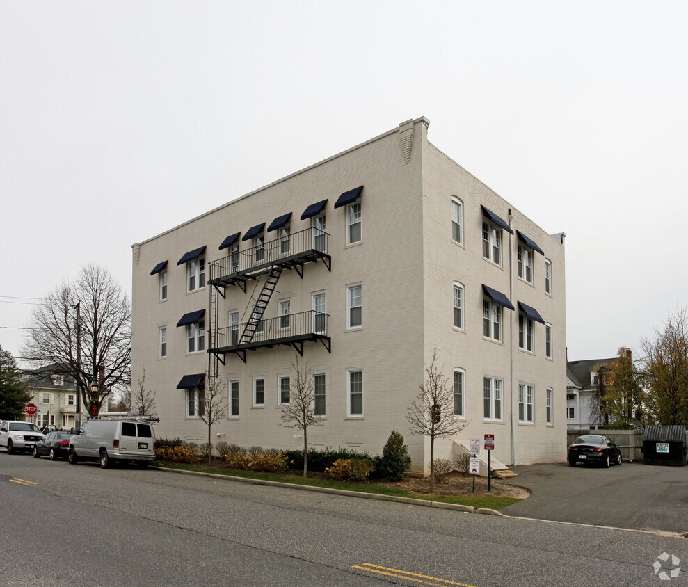 12 Shore Lane Apartments 12 Shore Ln Bay Shore, NY