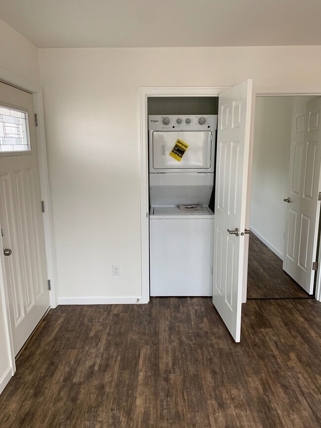 Building Photo - Century 21 Gold Rush - 2 bed/1 bath - 2184...