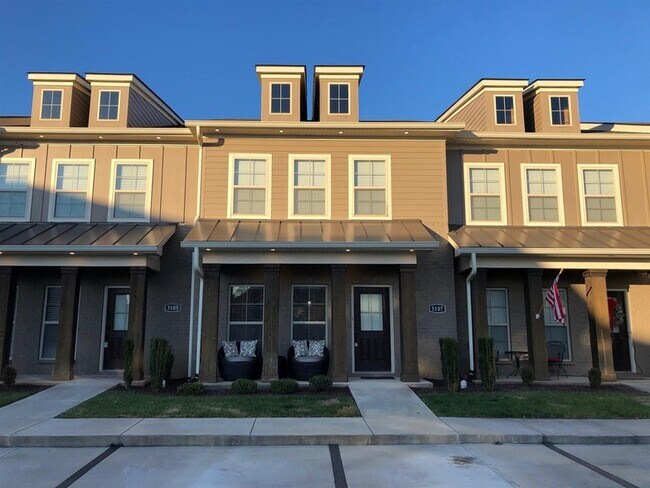 Foto del edificio - 3107 Blue Sky Dr