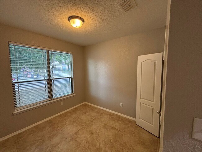 Foto del edificio - Spacious 3-Bed, 2-Bath Home with Covered P...