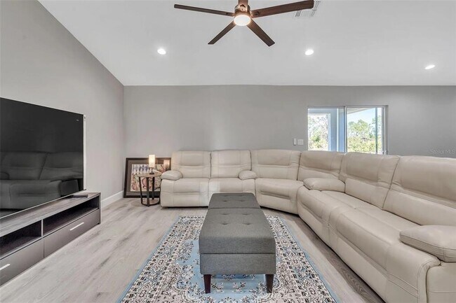 Foto del edificio - 6193 Cabal Ln