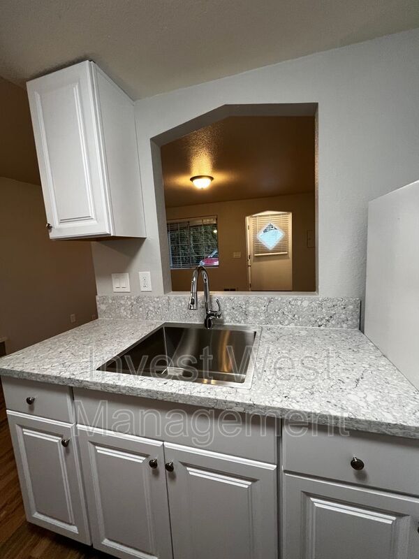 Building Photo - 636 SE Russell St