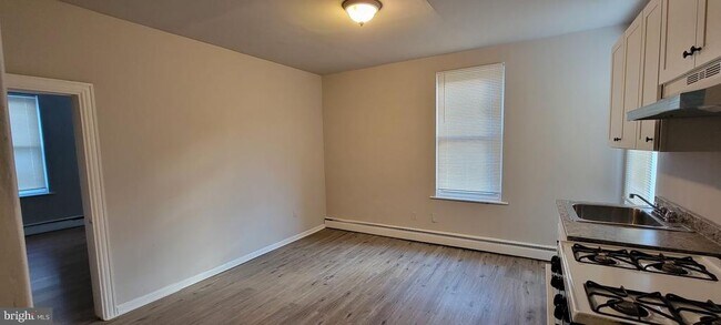Building Photo - 5526 N Mascher St
