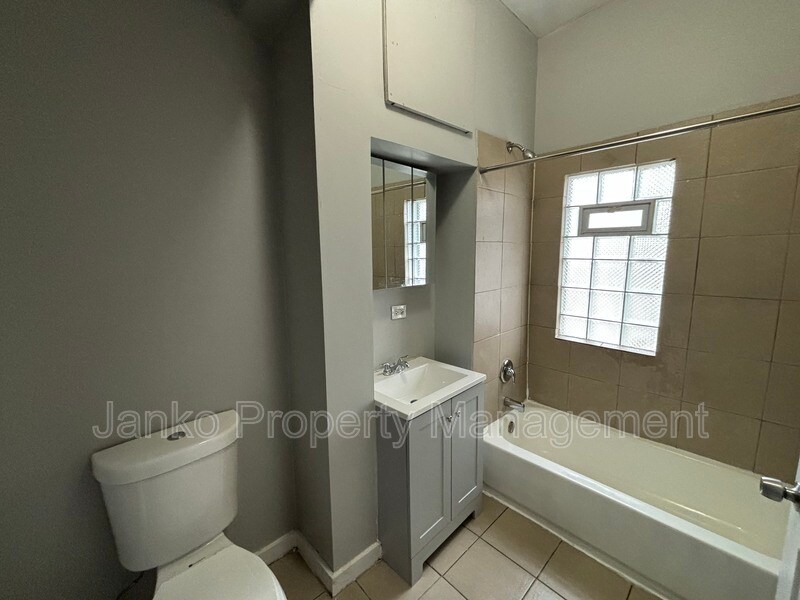 Building Photo - 726 E 93rd St