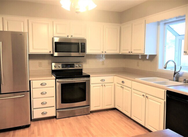 Foto del edificio - 4 Bed, 2 Bath House with 2-Car GARAGE!!