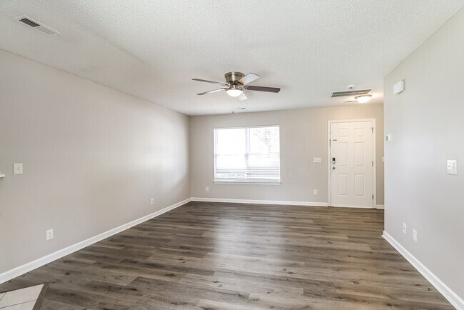Foto del edificio - 624 Lightspun Ln