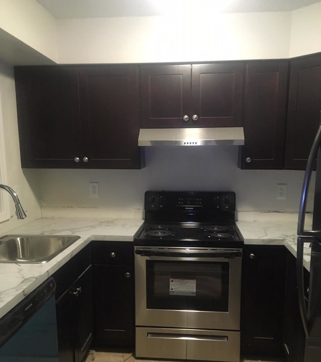 Building Photo - 245 Colonial Ave