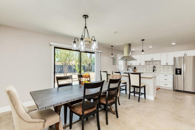 Building Photo - 16 W Geneva Dr