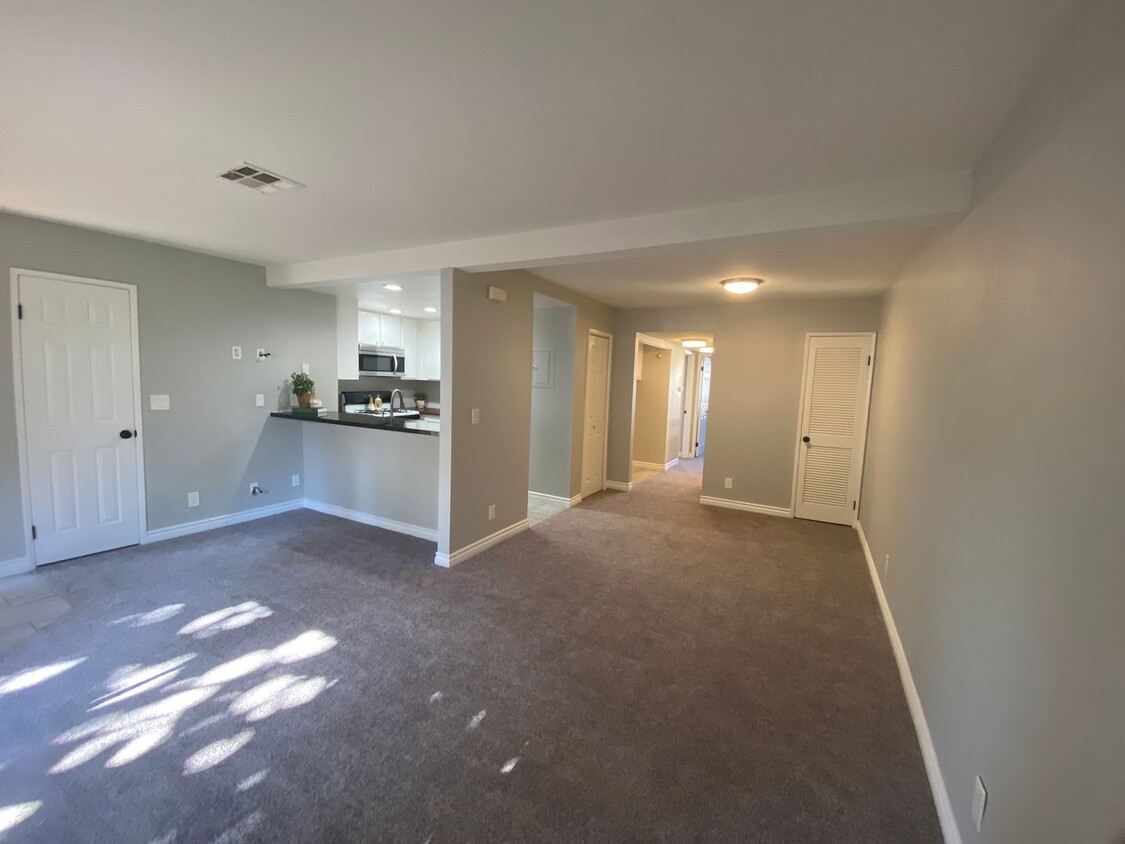 Foto principal - 2 bed, 2 bath upgraded unit with community...
