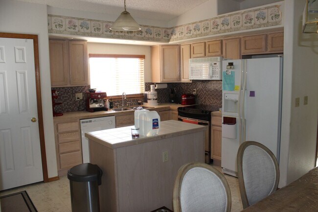 Building Photo - Wonderful Bi-level three bedroom in Briargate