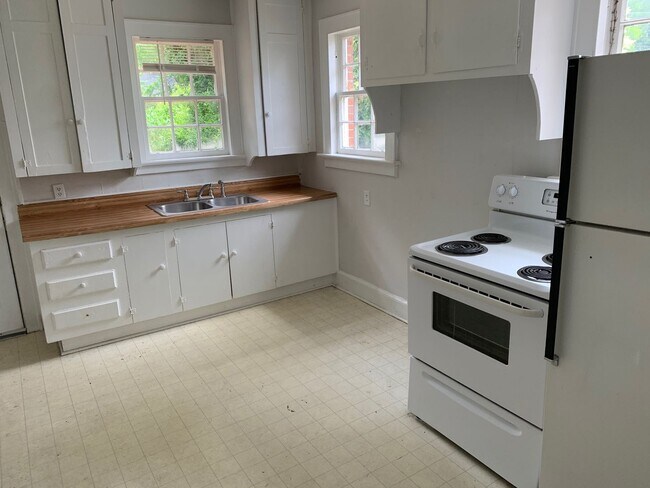 Foto del edificio - 2 Bed, 1 Bath in Rosewood | Available Late August