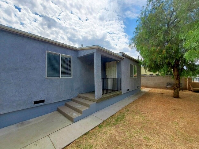 Building Photo - Mollison Duplex