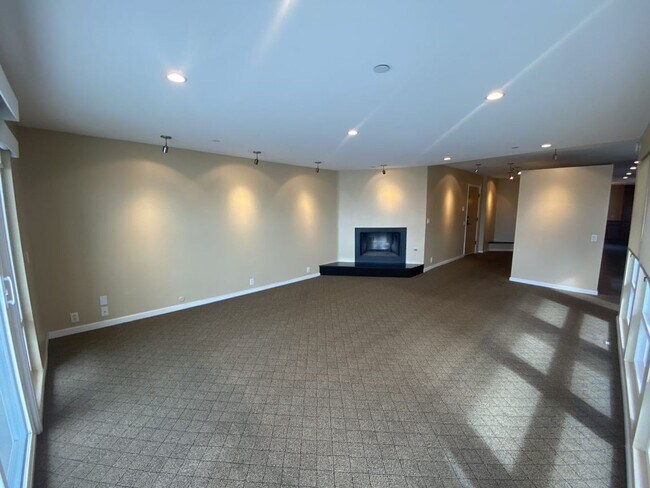 Building Photo - $1000 move-in special Stunning 3 Bed 2.5 B...