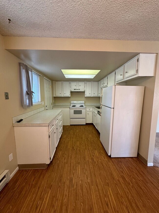 Building Photo - 2bdrm, 1 bath duplex with attached garage ...
