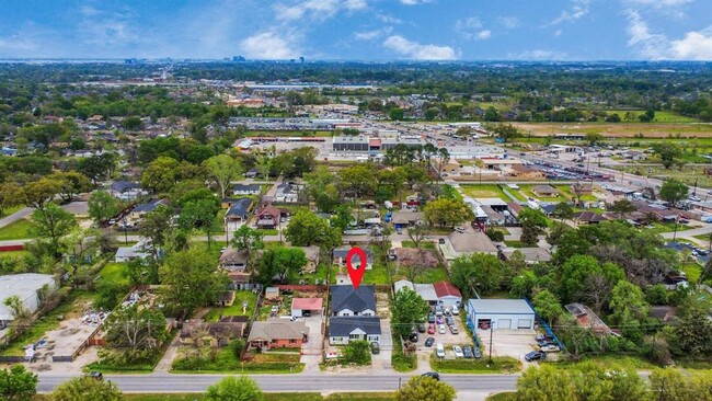 Building Photo - 701 E Canino Rd