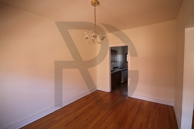 Building Photo - 823 W Waveland Ave