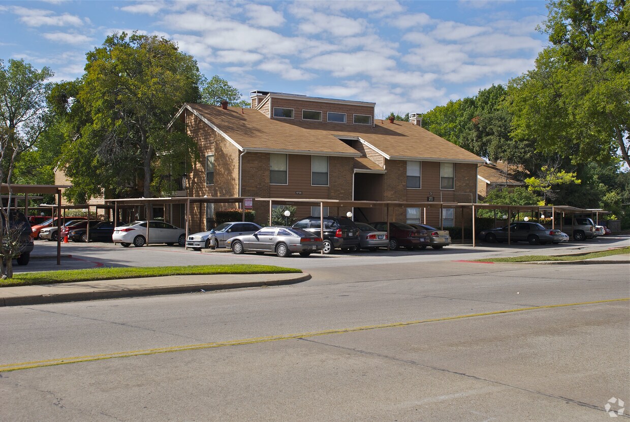 Creekside Collection of Winding Woods Apartments in Dallas, TX