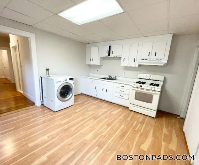 Building Photo - 122 Buttonwood St