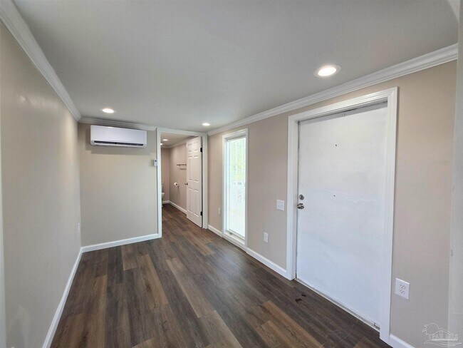 Foto del edificio - 8676 Sharon Ln