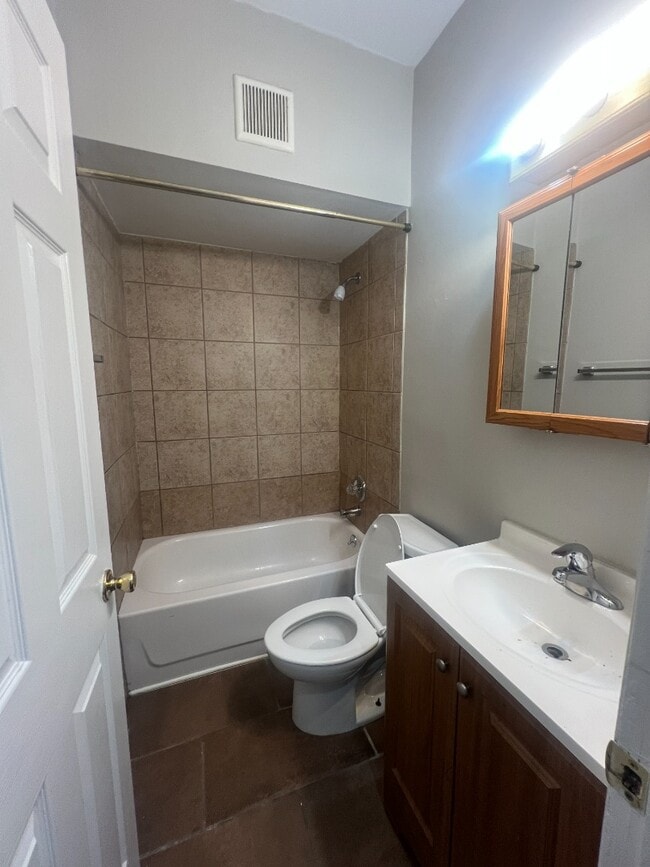 Building Photo - Updated 2-Bed - Hardwood Floors & Natural ...