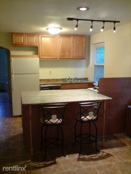 Building Photo - 1 br, 1 bath Triplex - 1 BR APT- garage/of...