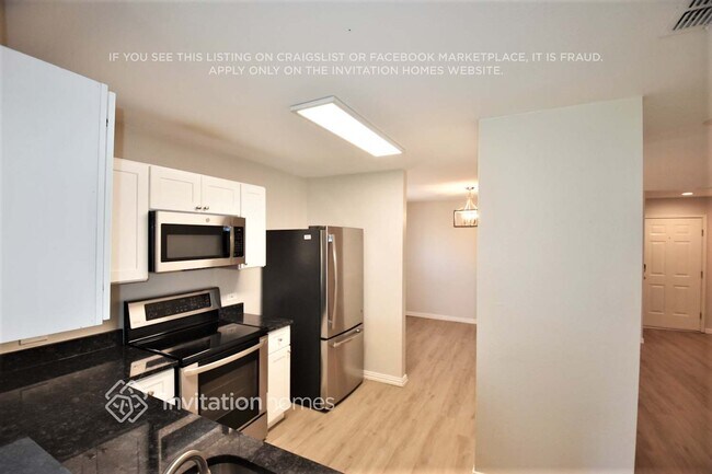 Building Photo - 14133 Esperanza Dr