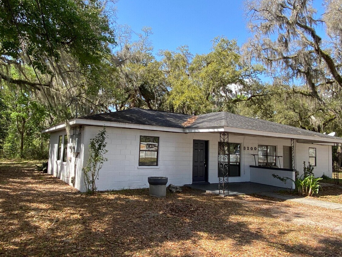 Foto principal - 3200 NE 56th Ave