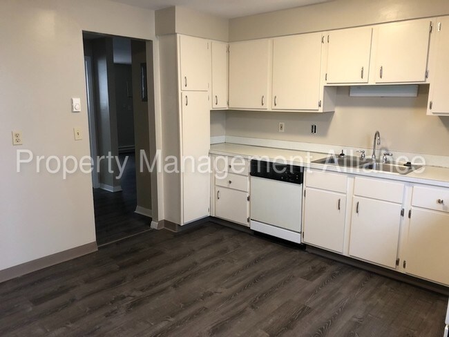Foto del edificio - 4460 Milton Ave