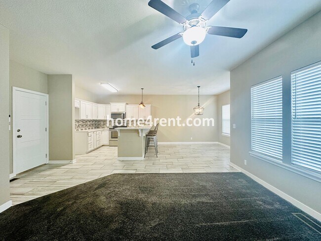 Foto del edificio - Ranch Style Home w/ Updated Kitchen, including SS Appliances and Granite Counters Plus a Large Un...