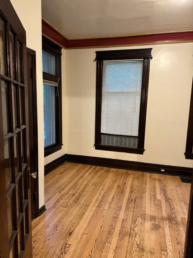 Front bedroom - 323 W Grand Blvd