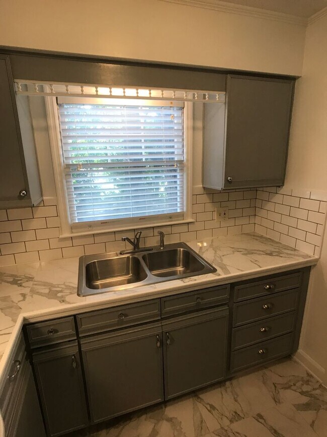 Building Photo - Three Bedroom Townhome on Savannah Southside
