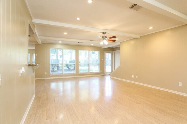 Building Photo - 5803 Old Lodge Dr