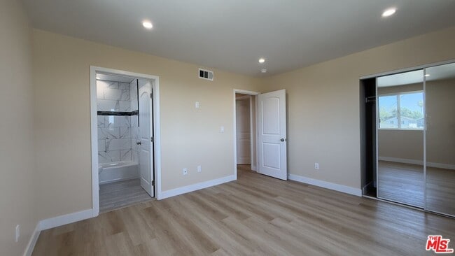 Building Photo - 9011 Holmes Ave