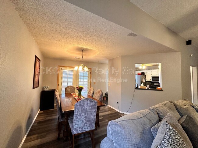 Building Photo - 17316 Valley Crst